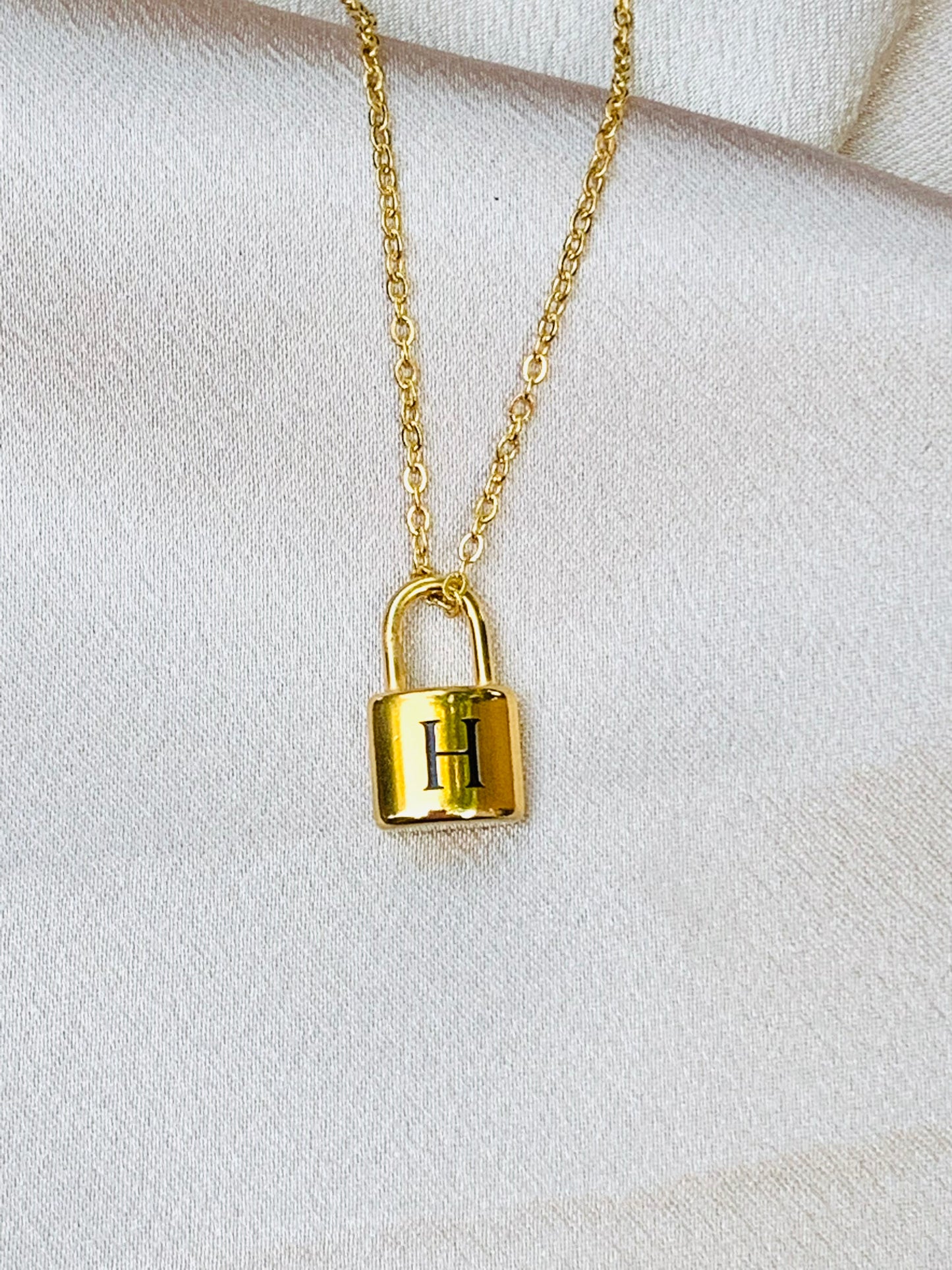 Initial letter necklaces,gold,chain, lock#-02056SSN-20